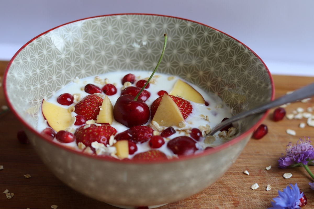 Bowl buah dengan yogurt dan granola